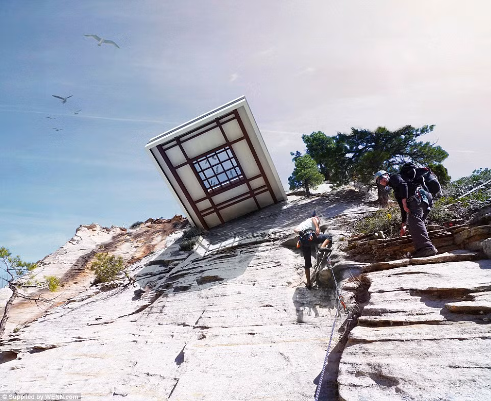 Nhà hàng Copper Canyon bao gồm hai cấp độ, tầng đầu tiên bao gồm một quầy bar và khu ăn uống.