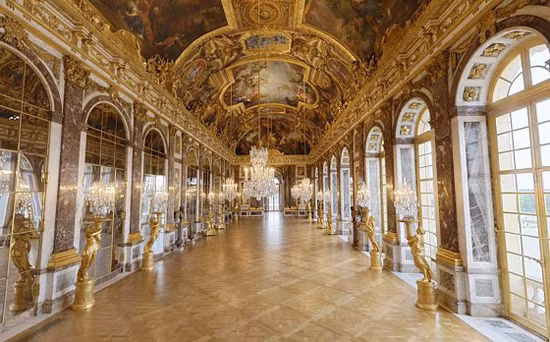 Lâu đài Versailles hiện bao gồm 3 cung điện Versailles, Grand Trianon và Petit Trianon, với tổng cộng 700 phòng, 2.513 cửa sổ, 352 ống khói, 67 cầu thang, 483 gương và 13 héc ta mái ngói.