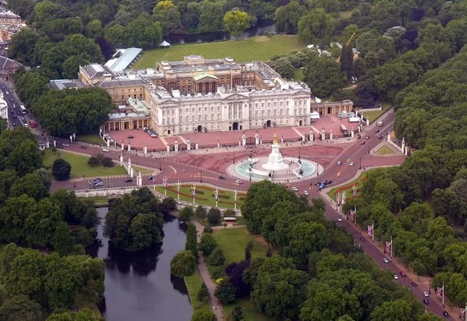Cung điện rộng lớn này gồm 775 phòng, là nơi ở và nơi làm việc sang trọng của Nữ hoàng Elizabeth II, được mở cửa cho tất cả mọi người tham quan.