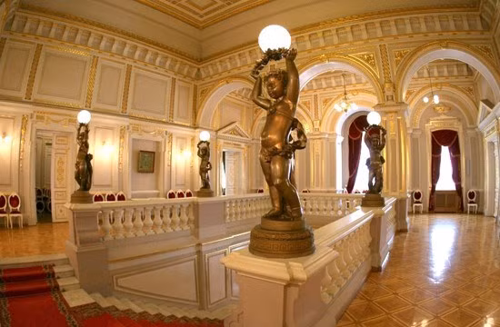 Hoàng cung theo kiến trúc Hồi giáo này có diện tích 200.000 m², với 1.788 phòng, 257 phòng tắm, 44 cầu thang bộ, 18 cầu thang máy, 5 hồ bơi đầy đủ tiện nghi. Máy lạnh được gắn khắp nơi trong cung điện, kể cả chuồng nuôi ngựa của nhà vua.