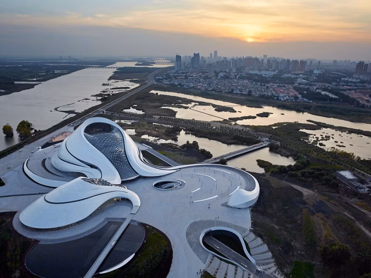 Nhà hát lớn Cáp Nhĩ Tân, Trung Quốc, là một trong những tòa nhà mới xây dựng tuyệt đẹp được tờ ArchDaily bình chọn.