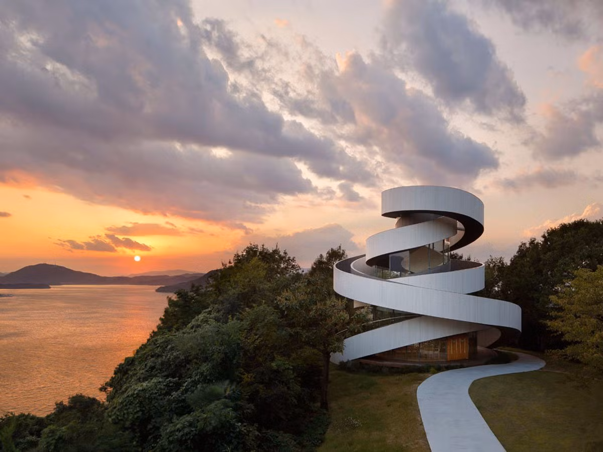 Nhà Ruy băng (Ribbon Chapel) là một kiến trúc tôn giáo độc đáo ở Nhật Bản.