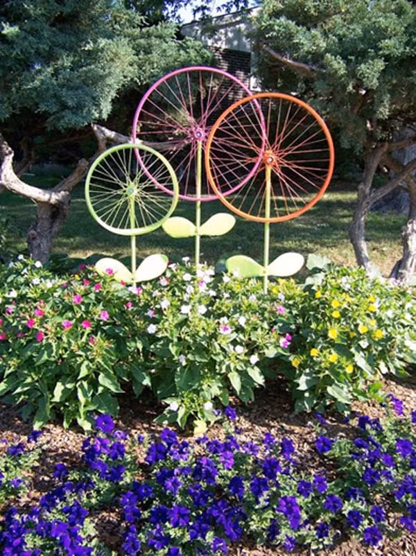 Vành xe đạp được sơn màu thành vật trang trí vườn ấn tượng.