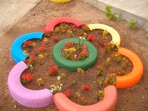 Vườn hoa xinh xắn từ lốp xe.