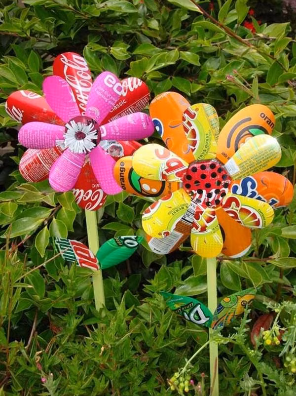 Bông hoa được làm từ vỏ lon nước.