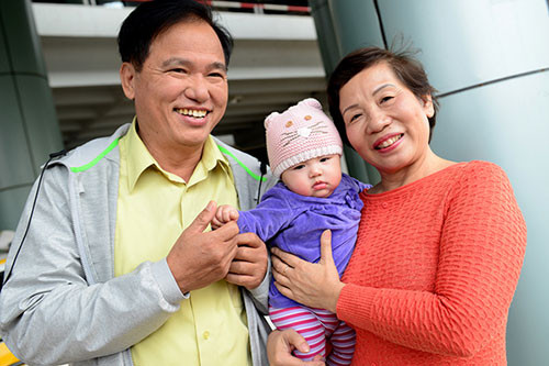 Gia đình bà Thanh Thanh có nhiều năm ở nước ngoài nhưng vẫn giữ cách sống truyền thống của người Việt, với lối sống giản dị. Ảnh: Bố mẹ chồng Jennifer Phạm đang bế cô cháu gái.