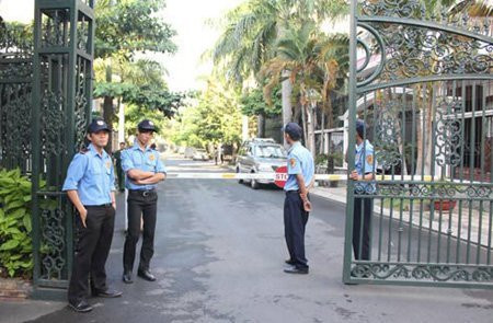 Cuộc sống gia đình viên mãn của Hoa hậu với chồng đại gia khiến nhiều người hâm mộ phải ao ước, ghen tỵ. Cổng biệt thự của vợ chồng Jennifer Phạm luôn được canh gác rất cẩn thận.