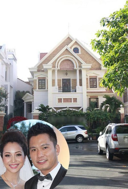 Jennifer Phạm và doanh nhân Đức Hải đã kết hôn được 4 năm và có một cô con gái hơn 3 tuổi. Hiện, Hoa hậu châu Á tại Mỹ 2007 đang mang thai được 4 tháng. Jennifer năm nay 31 tuổi, đã trải qua hai lần sinh nở. Bảo Nam (8 tuổi), con trai đầu lòng của cô trong cuộc hôn nhân đầu tiên của cô với ca sĩ Quang Dũng. Ảnh: Tổ ấm của vợ chồng Jennifer Phạm nằm trong khu biệt thự Him Lam quận Tân Bình – TP HCM.