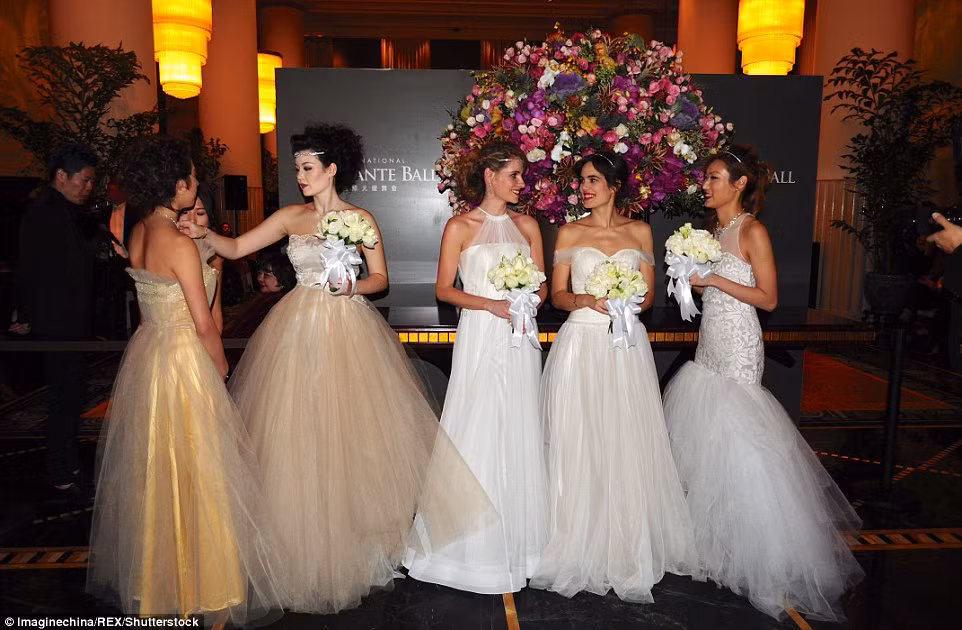 Các tiểu thư con nhà giàu này đến từ Anh, Mỹ, Italy, Pháp, Đức, Tây Ban Nha, Ba Lan và Trung Quốc tụ họp ở khách sạn Peninsula tại Phố Đông, Thượng Hải hôm 9/1 để ra mắt giới thượng lưu.