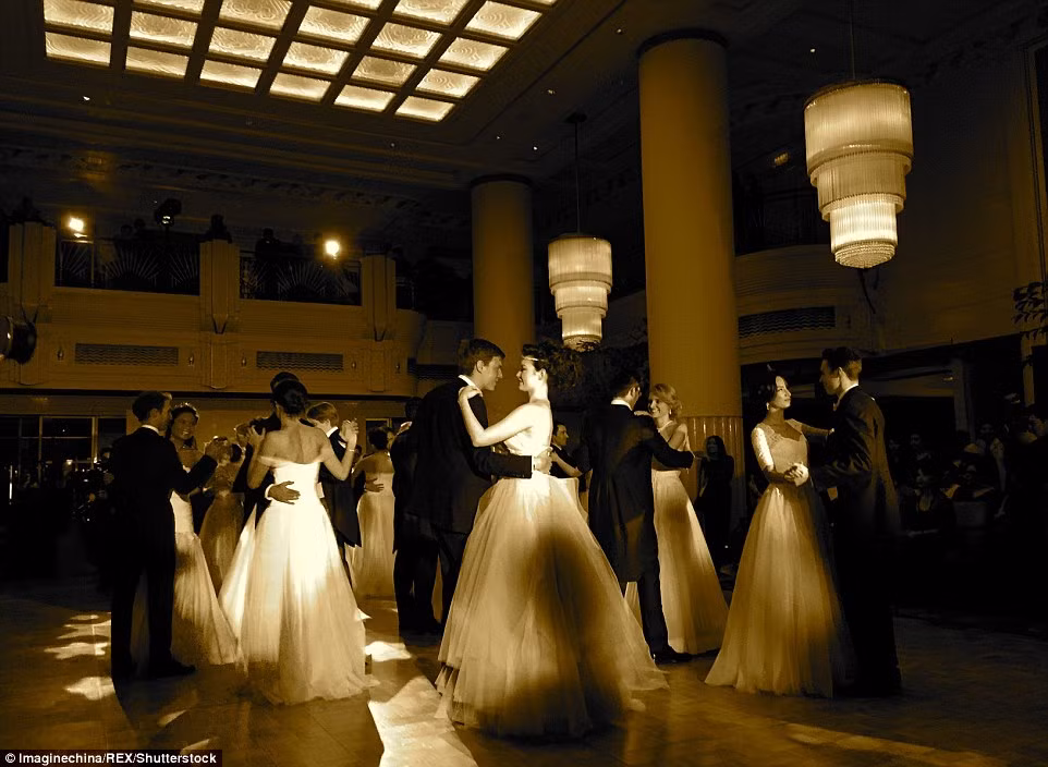 Các cặp đôi khiêu vũ với nhau.