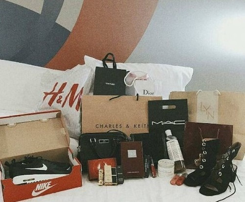 Hoàng Yến cũng rất đam mê hàng hiệu, nhưng cô chỉ mua vừa phải và trong một giới hạn nhất định.