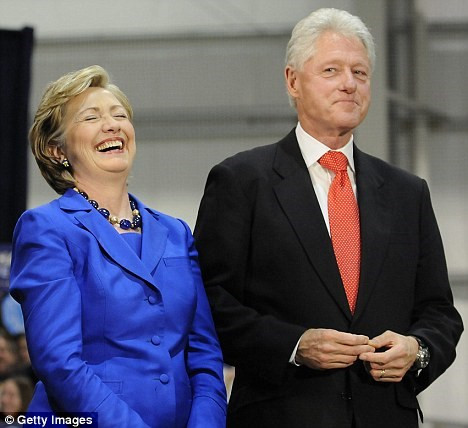 Đồng thời, các bộ trang phục của Nina thường được phối màu sắc nổi bật để người mặc trở nên thu hút và bắt mắt khi xuất hiện trên sân khấu, tại các cuộc họp hoặc trên truyền hình.