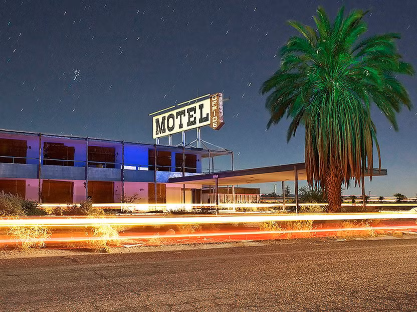 4. Palms Motel; Salton Sea, California: Khách sạn này đã bị bỏ hoang từ cuối những năm 1980. Dù vậy Palms Motel hiện vẫn giữ được nguyên vẹn cấu trúc ban đầu.