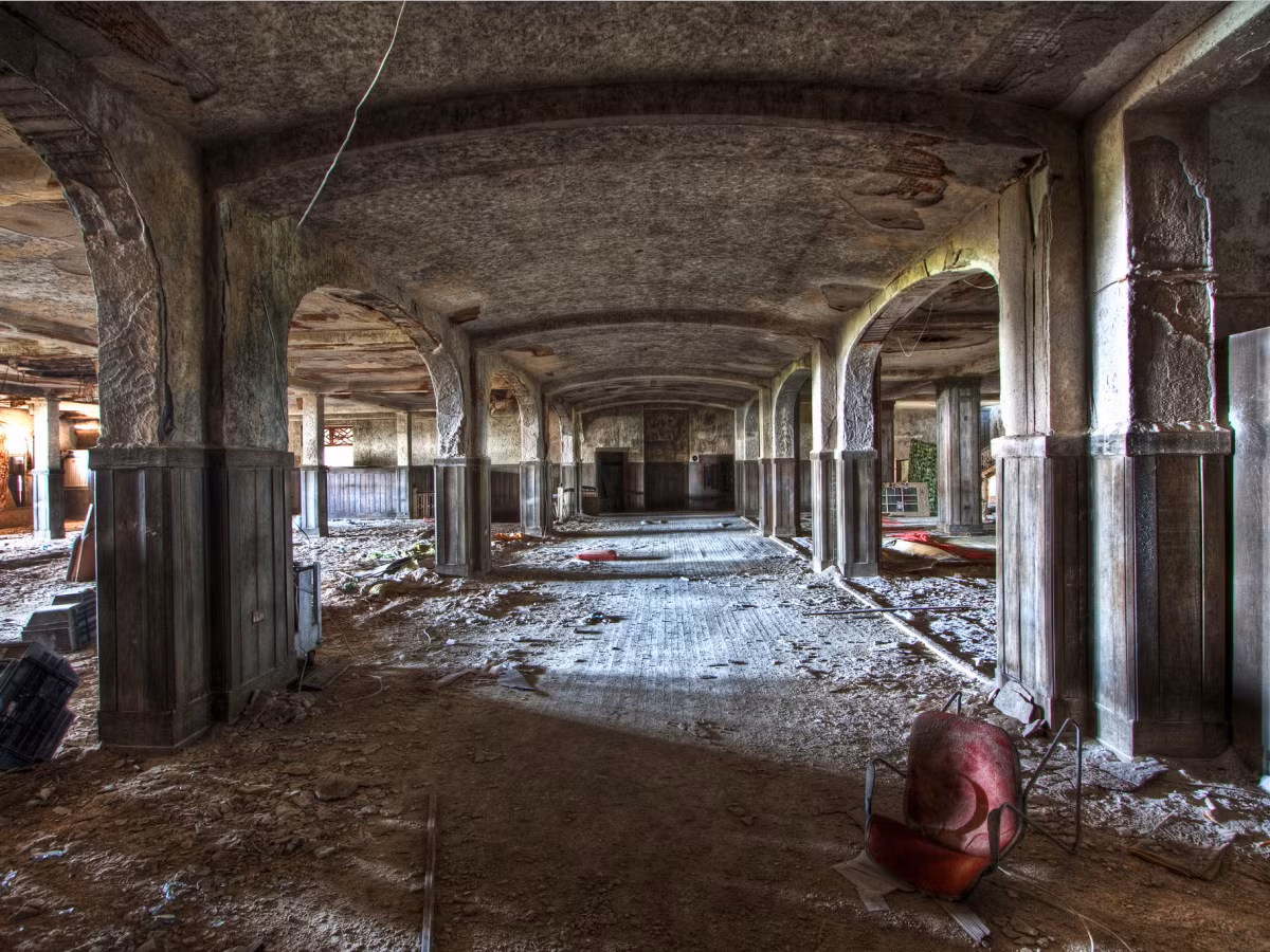 2. Buck Hill Inn, Poconos Mountains: Thời kỳ kinh tế suy thoái vào những năm 1970 và những năm 1980, chủ sở hữu của khu nghỉ dưỡng Buck Hill Inn, đã quyết định đóng cửa nơi này vào năm 1990. Kể từ đó, resort xa hoa này rơi vào tình trạng bỏ hoang, tiêu điều.