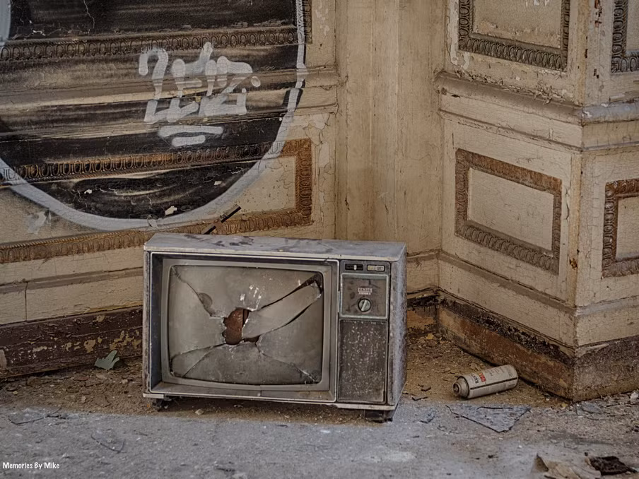 1. Lee Plaza Hotel, Detroit: Lee Plaza ở Mỹ cũng là một khách sạn bị bỏ hoang dù còn nhiều trang thiết bị tốt và đẹp. Tòa nhà 15 tầng ở thành phố Detroit, do Charles Noble thiết kế và xây dựng vào năm 1929. Khi đó, Le Plaza là niềm tự hào của dân địa phương vì kiến trúc Art Deco ấn tượng. Do kinh tế suy thoái, khách sạn bị đổi chủ nhiều lần và dẫn tới tình trạng bị bỏ hoang hiện nay.