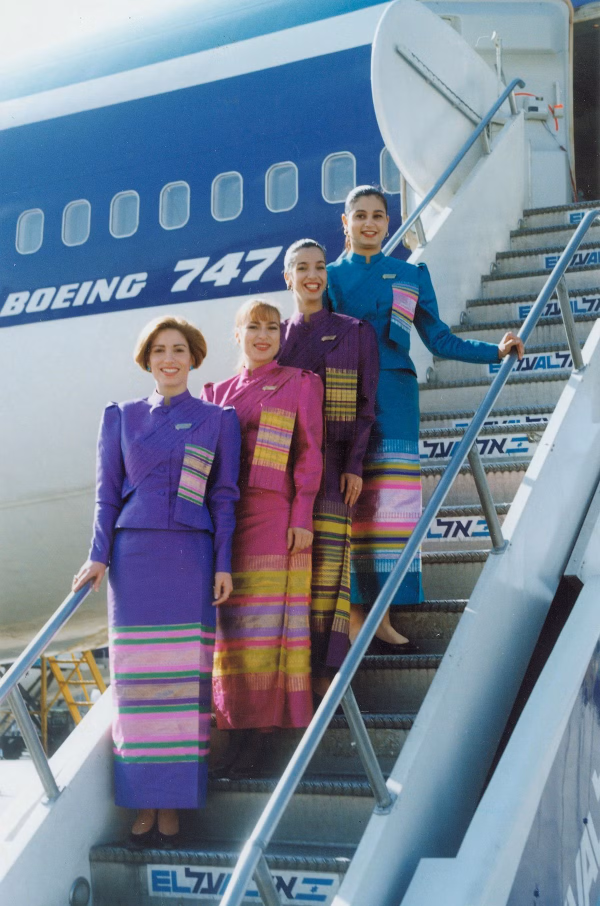 Đôi khi, tiếp viên chuyến bay sẽ được mặc các đồng phục khác nhau cho những dịp đặc biệt. Chẳng hạn như trong bức ảnh này chụp vào chuyến bay đầu tiên của hãng hàng không đến thành phố Mumbai, Ấn Độ và Bangkok, Thái Lan, vào năm 1993.