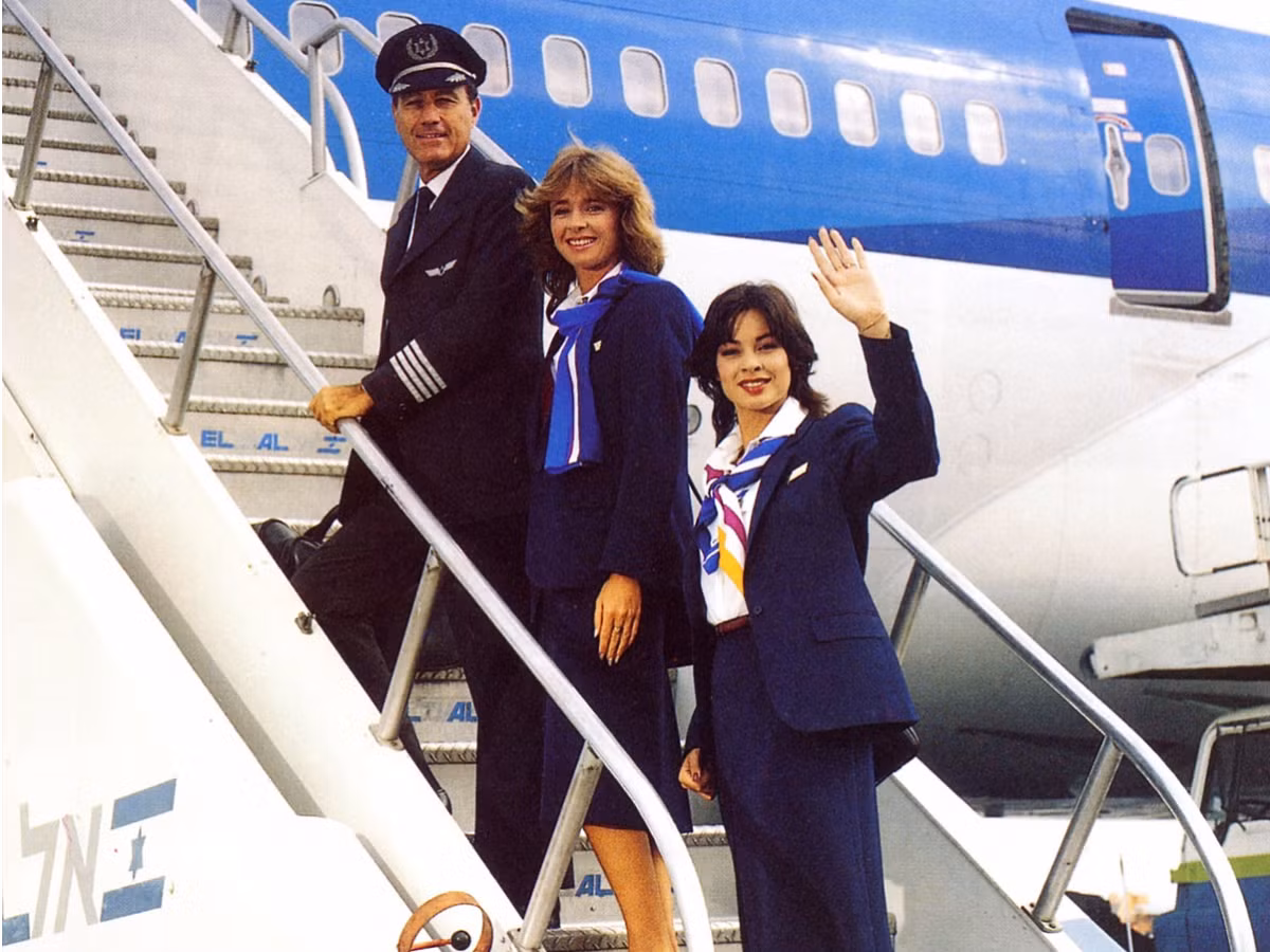 Trong đầu những năm 80, hãng lại quay về trang phục với màu xanh hải quân chủ đạo cho cả nam giới và phụ nữ. Những bộ đồng phục trong ảnh đã được giới thiệu vào năm 1984.