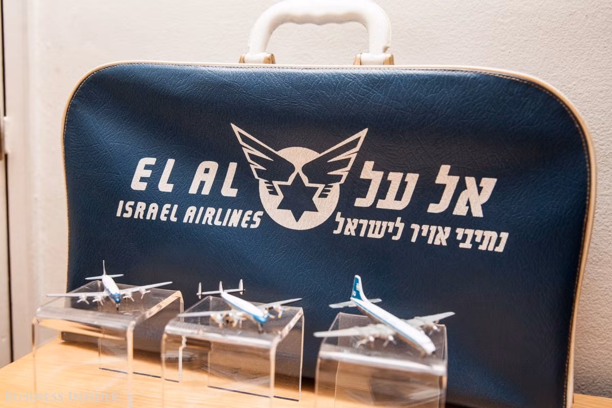 Tiếp viên hãng cũng được trang bị những chiếc túi xách in tên công ty trong suốt những năm 50.