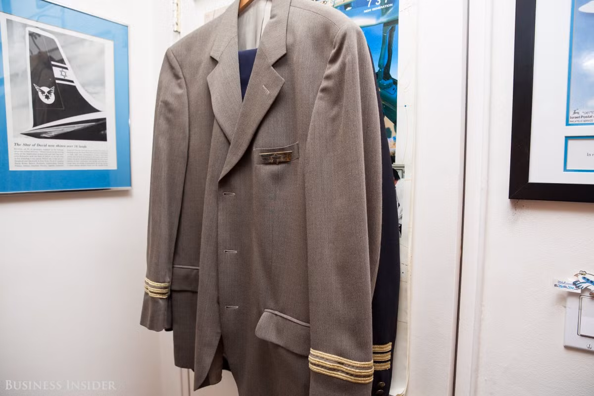 Tương tự như vậy, áo khoác màu xanh lá cây ô liu đã được giới thiệu vào năm 1999, nhưng kể từ khi màu sắc này được chứng minh là không phổ biến, nó đã bị hủy bỏ sau ba năm. Kể từ đó, công ty đã trở lại với đồng phục xanh hải quân tối màu.