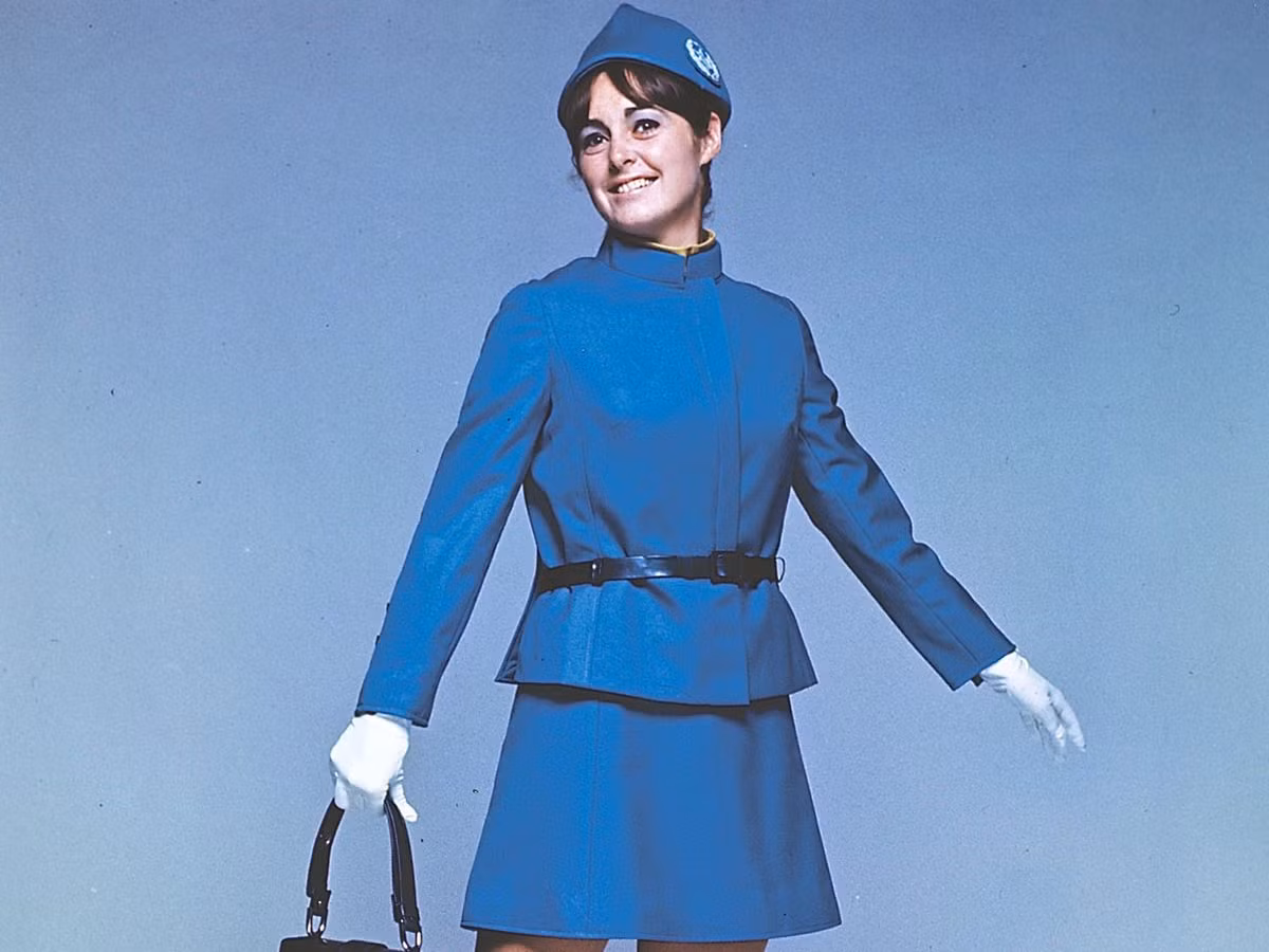 Trong khi đó, các nữ tiếp viên mặt đất mặc bộ quần áo màu xanh, một chiếc mũ màu xanh, găng tay màu xanh trong mùa đông và găng tay trắng vào mùa hè.