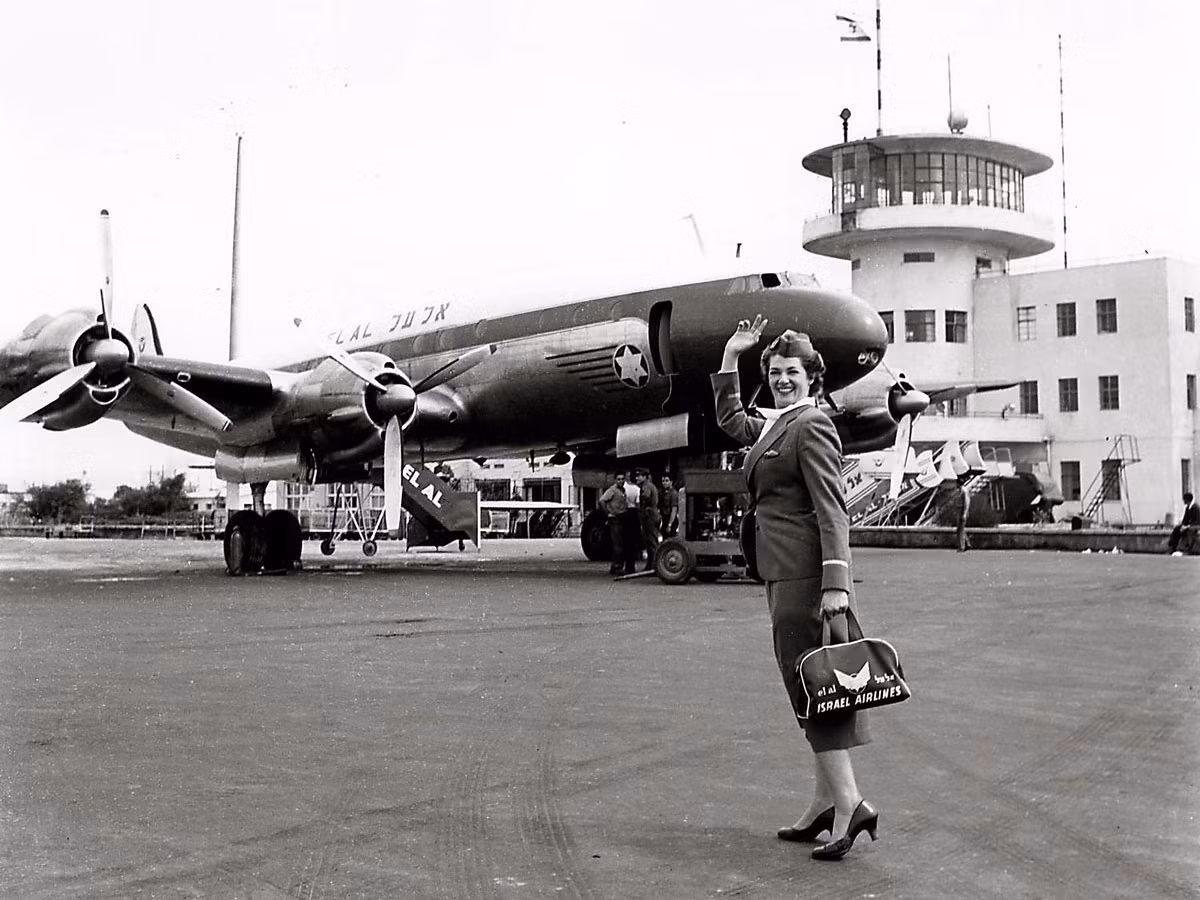 Bức ảnh chụp năm 1951 cho thấy bộ đồng phục tiếp viên đầu tiên của hãng hàng không El Al Israel Airlines. Từ năm 1949 đến năm 1957, đồng phục tiếp viên của hãng thường có màu xám hoặc xanh xám.