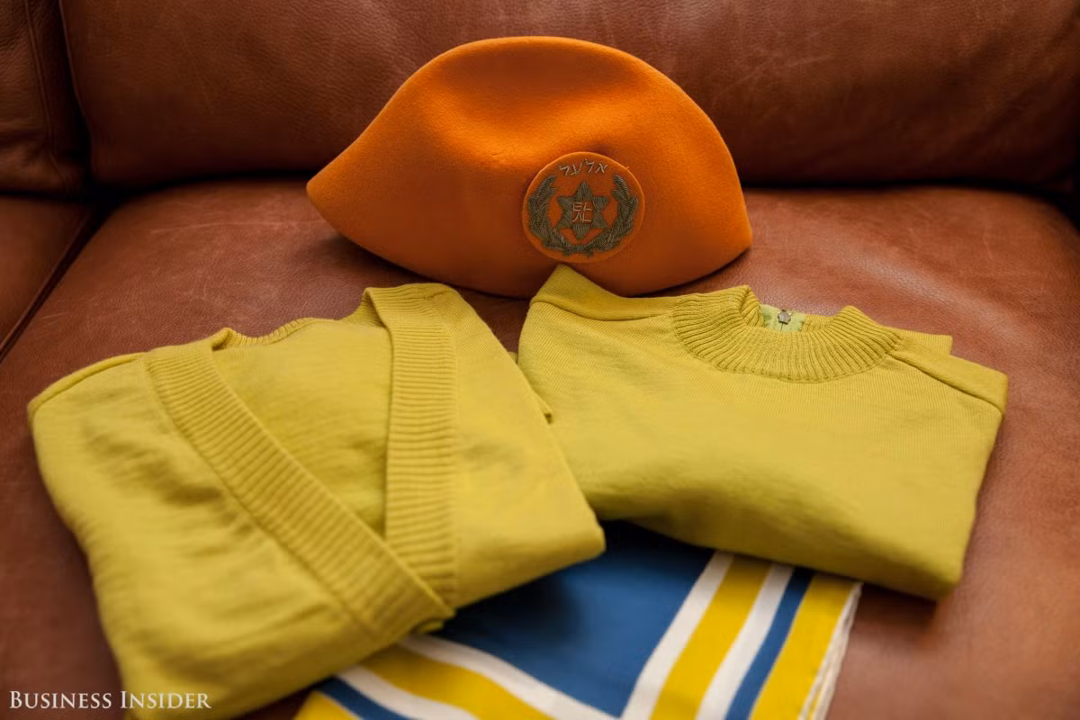 Hãng này quy định những tiếp viên phục vụ trên máy bay mặc bộ trang phục màu vàng chanh bắt mắt và mũ màu cam nổi bật.