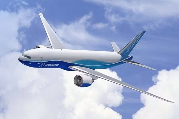 777-300 với chiều thân máy bay dài hơn 10,1 mét chính thức bay thương mại vào năm 1998.