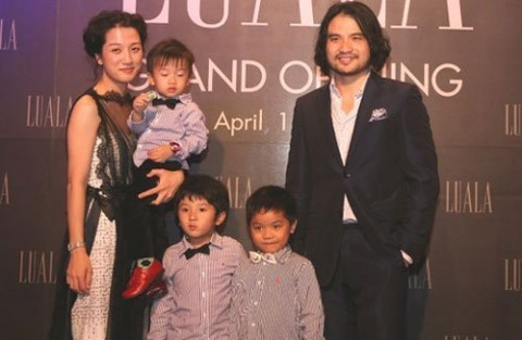 Là một doanh nhân thành đạt với khối tài sản và gia thế thuộc loại "khủng", tuy nhiên ít ai biết, Đỗ Minh lại là một ông bố đắm đuối với gia đình, với người vợ và 4 đứa con nhỏ.