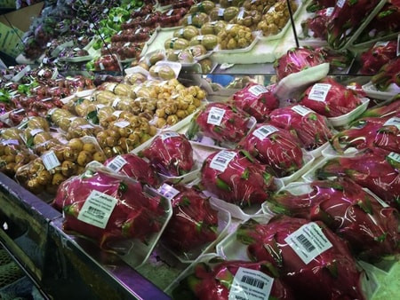 Đến đây đi chợ, không chỉ cảm nhận không khí như chợ quê nhà mà du khách còn được thưởng thức hương vị Việt từ hệ thống nhà hàng ăn uống với những món ăn truyền thống Việt Nam.