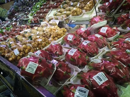 Đến đây đi chợ, không chỉ cảm nhận không khí như chợ quê nhà mà du khách còn được thưởng thức hương vị Việt từ hệ thống nhà hàng ăn uống với những món ăn truyền thống Việt Nam.