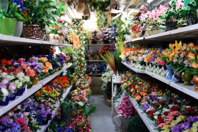 Trong chợ cũng có rất nhiều gian hàng hoa nhựa bắt mắt.