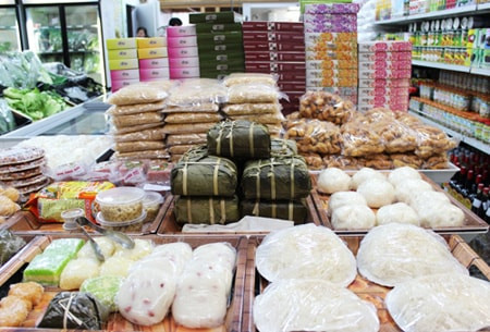 Nơi đây bán buôn với đủ các mặt hàng từ dệt may, giày dép, mỹ phẩm, đồ thủ công mỹ nghệ, hoa giả, trang trí nội thất, đến các dịch vụ chăm sóc sắc đẹp, sơn sửa móng tay, các quầy sách báo, băng hình, ấn phẩm văn hóa...