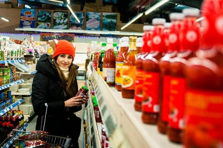 Không chỉ thu hút khách Việt, chợ Đồng Xuân còn là nơi được nhiều du khách nước ngoài ghé thăm.