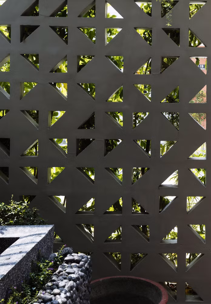 Hệ thống tường lỗ giúp ngôi nhà luôn thoáng mát và đón nhận nhiều ánh sáng tự nhiên.