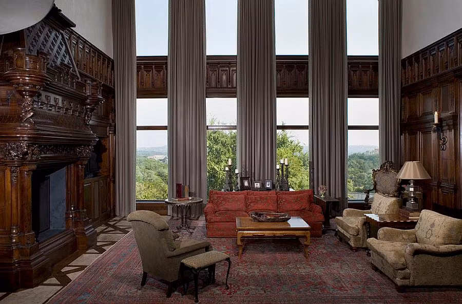 Sau những khung cửa kính phòng khách của ngôi nhà, gia chủ thường sử dụng các loại rèm cửa, rèm vải có màu sắc, hoa văn khác nhau để tăng thêm vẻ ấm áp, nét thanh tao và sang trọng cho ngôi nhà.