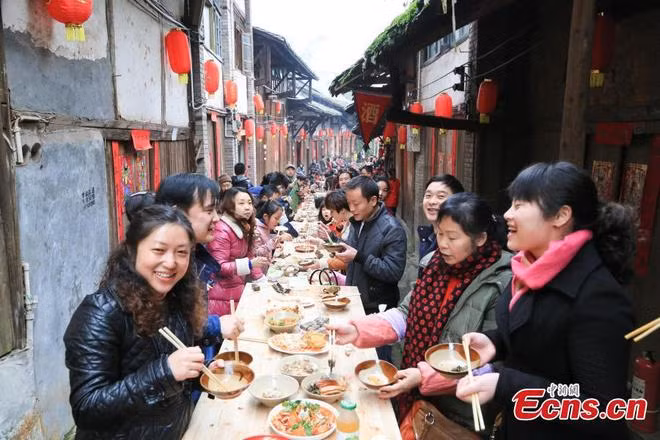 Năm ngoái, thị trấn Đại Đồng ở tỉnh Quý Châu, Trung Quốc cũng tổ chức bữa "cơm đoàn viên", thu hút hơn 3.000 người tới dùng bữa trên con phố cổ dài 2 km của thị trấn.