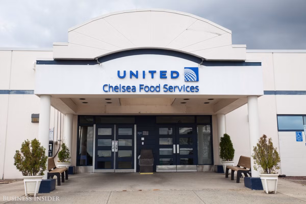 Hầu hết quy trình trong bếp của công ty thực phẩm Chelsea Food Services (Mỹ), nơi chế biến đồ ăn hàng không mỗi ngày cho hãng United Airlines, đều làm bằng tay.