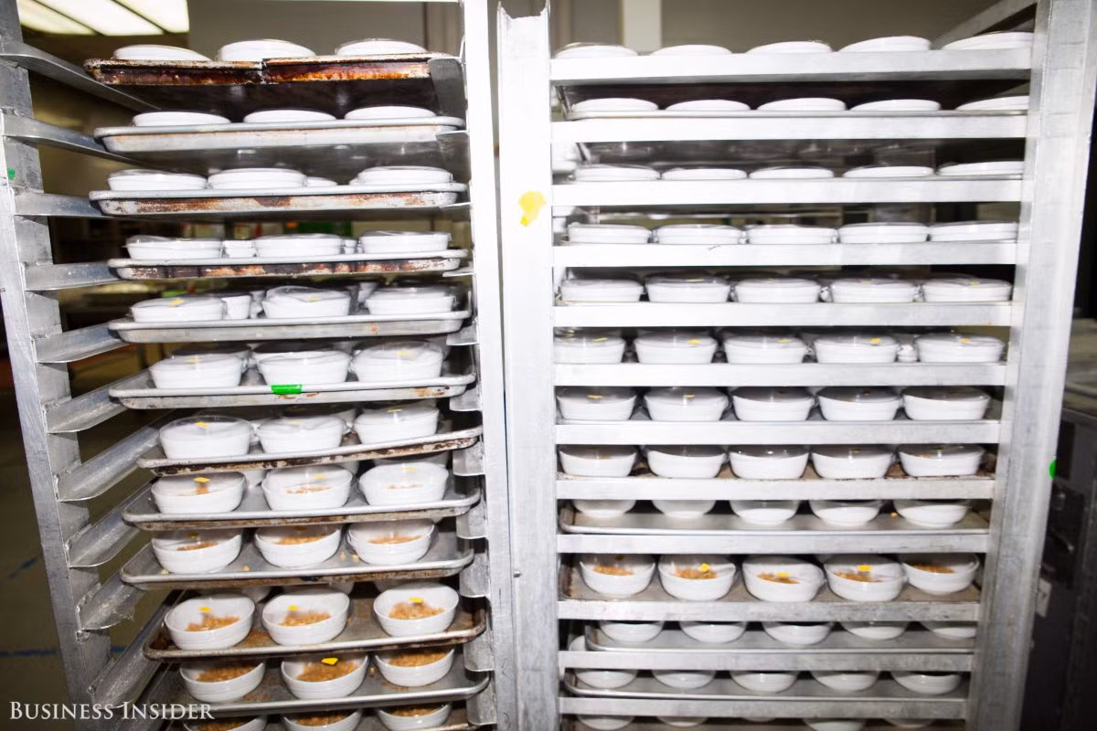 Sau khi chế biến, các suất ăn được chuyển vào phòng lạnh có nhiệt độ 10 độ C để bảo quản.