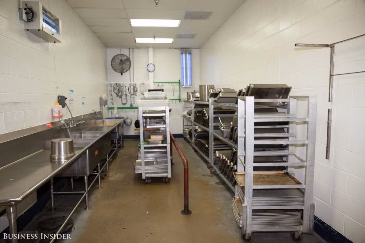 Các món ăn cho các chuyến bay chỉ được nấu chín tới, ví dụ như thịt bò bít tết sẽ được làm chín hẳn bằng hệ thống lò nướng ngay trên máy bay.