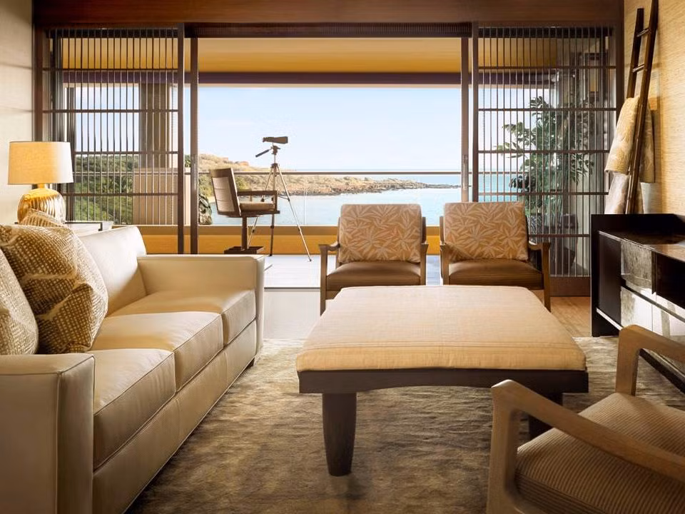 Khách sạn đã được xây thêm khu phòng xa hoa gọi là Ali'i Suite với giá thuê đắt nhấy ở Hawaii lên tới 21.000 USD/đêm (tương đương hơn 460 triệu đồng). Ali'i Suite có một phòng khách rộng lớn trang bị ống nhòm để quan sát vịnh cá heo phía trước phòng.