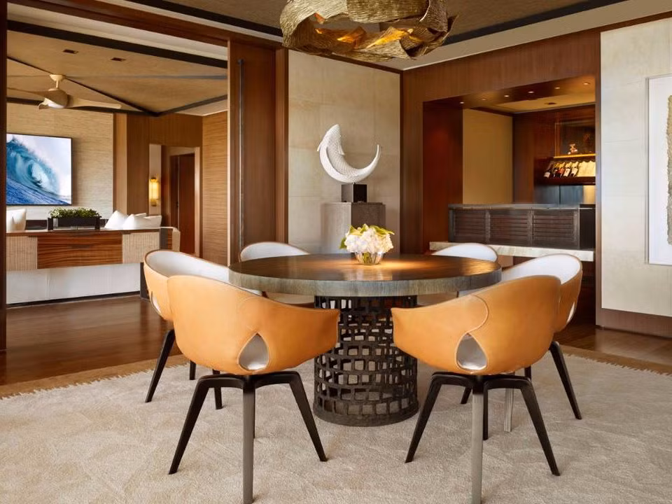 Phòng Ali'i Suite gồm 3 phòng tắm, có thể chứa 6 người lớn và hai trẻ em. Đương nhiên, căn phòng có view nhìn ngắm đại dương tuyệt đẹp.