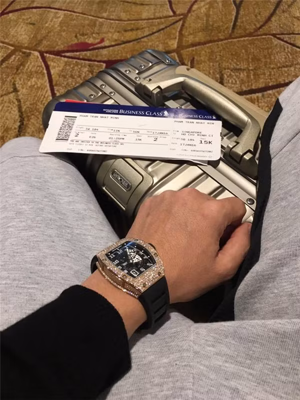 Bên cạnh thú chơi hàng hiệu, anh chàng cũng thường xuyên đi nước ngoài và ở những khách sạn sang trọng, đắt tiền.