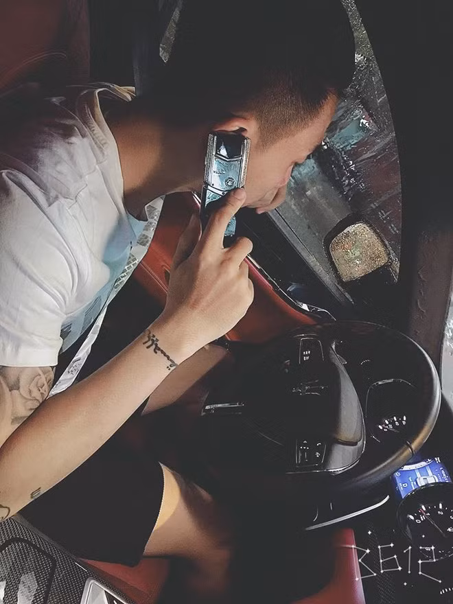 Minh Nhựa còn đang xài điện thoại mạ vàng và kim cương Vertu có giá khoảng 1,9 tỷ đồng.