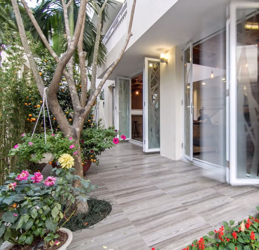 Ecopark được biết đến như một khu đô thị xanh với rất nhiều cây cổ thụ, những căn biệt thự vườn ở đây như nằm gọn trong một khu rừng xanh rậm rạp.