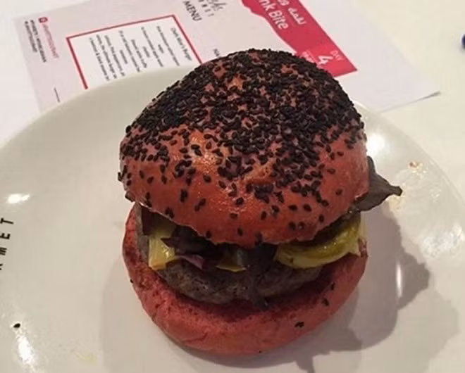 Bánh mì Pink Bite - 7.000 USD (Dubai, Các Tiểu vương quốc Ả Rập Thống nhất): Với giá 7.000 USD, món bánh Pink Bite được chế biến tại nhà hàng Galleries Lafayette ở trung tâm thương mại Dubai. Món bánh sau đó được bán đấu giá gây quỹ từ thiện với giá 7.000 USD. Các nguyên liệu làm bánh đều rất bình dân.