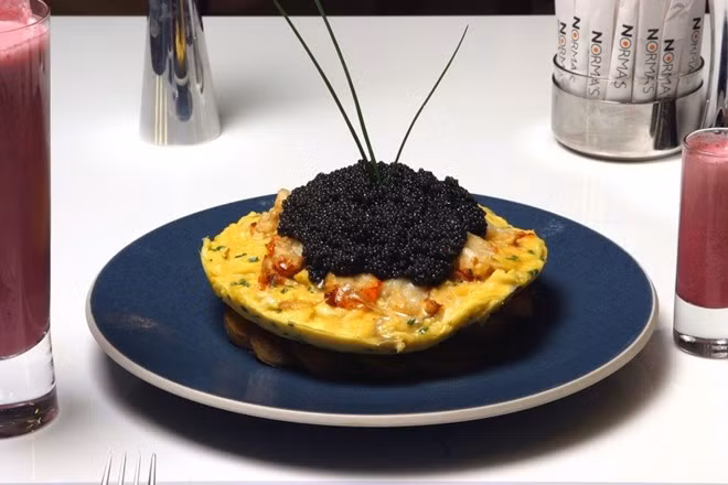 Món Frittata Zillion Dollar Lobster - 1.000 USD (New York, Mỹ): Nhà hàng Le Parker Meridien phục vụ món Frittata hảo hạng được làm từ trứng cá tầm Sefruga (giá khoảng 65 USD cho 30 gram), 6 quả trứng, một con tôm hùm, lá hẹ và kem tươi. Nếu không muốn chi tới 1.000 USD cho món này, khách có thể lựa chọn phiên bản rẻ hơn với giá 100 USD.