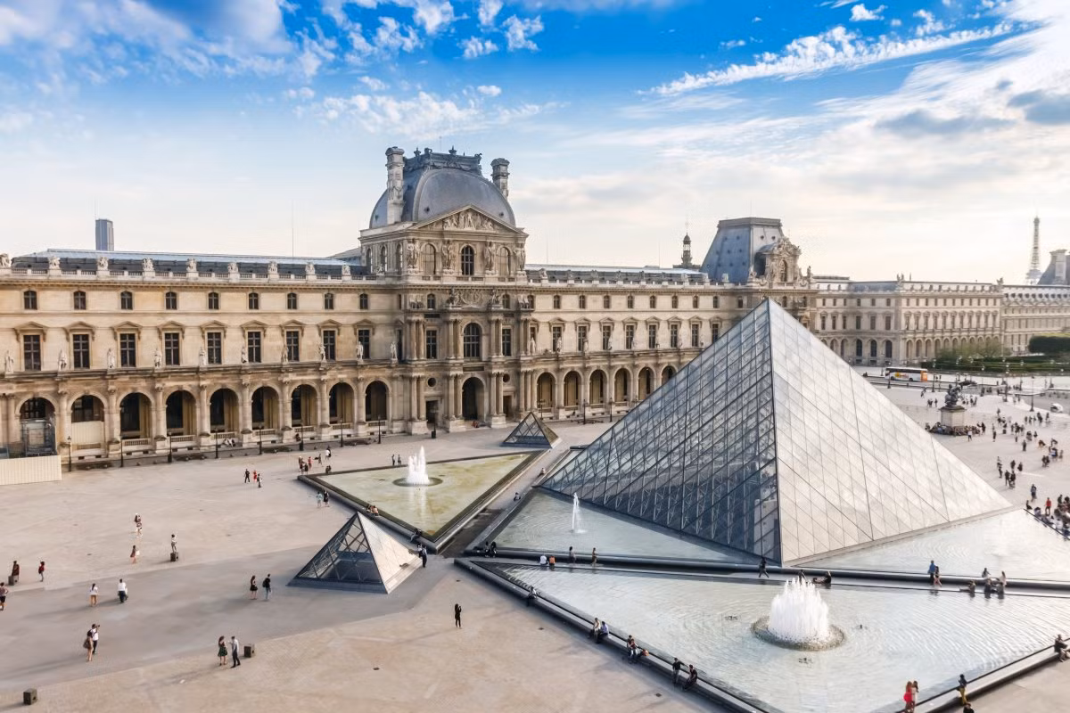 Bảo tàng Louvre, ở Thủ đô Paris, Pháp, là bảo tàng lớn nhất thế giới nổi bật với hình kim tự tháp kiên cố hiện đại ở phía trước công trình. Louvre là một trong những bảo tàng có kiến trúc đẹp nhất thế giới. Nơi đây trưng bày các hiện vật về nền văn minh cổ, nghệ thuật Hồi giáo và nghệ thuật châu Âu từ thế kỷ 13 cho tới giữa thế kỷ 19.