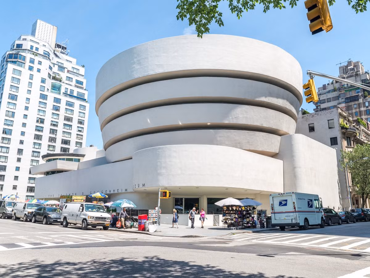 Được thiết kế bởi Frank Lloyd Wright, Bảo tàng Guggenheim ở New York (Mỹ), có hình đường xoắn ốc đi lên. Bảo tàng được sử dụng để trưng bày tác phẩm nghệ thuật lớn.
