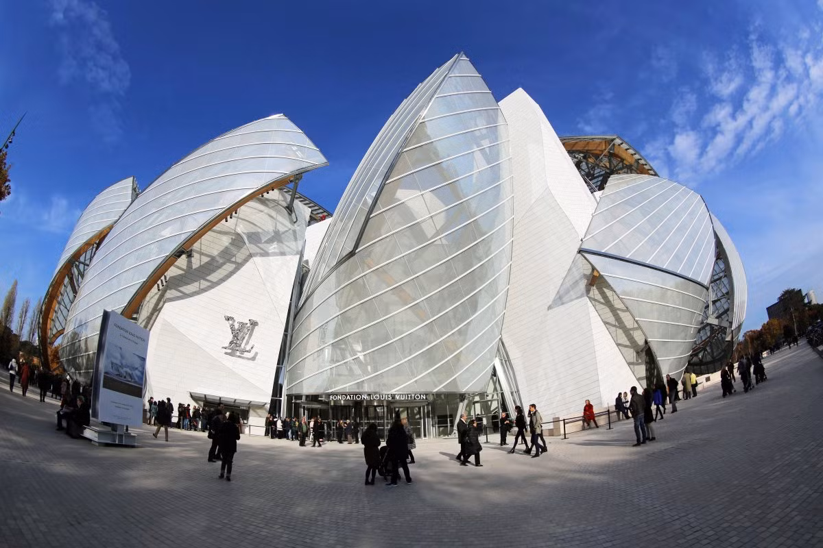 Một tác phẩm đặc biệt nhất của kiến trúc sư tài ba Frank Gehry tại Thủ đô Paris (Pháp) là bảo tàng nghệ thuật Louis Vuitton Foundation. Công trình này được hình thành từ 12 cánh buồm kính cuồn cuộn.