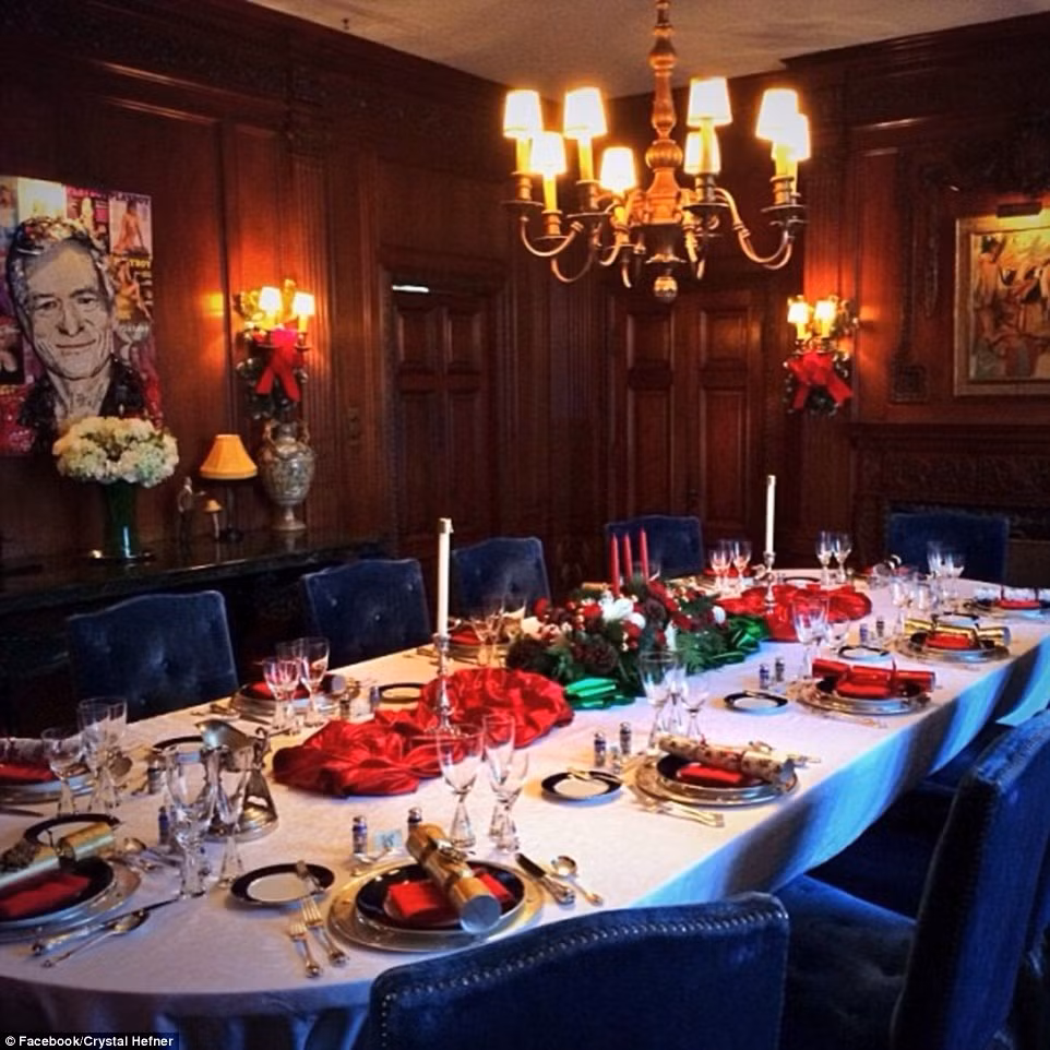 Nơi đây nổi tiếng với các bữa tiệc xa hoa do ông trùm Hefner tổ chức.